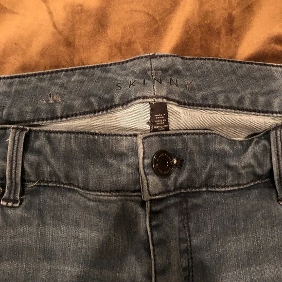 WHBM Skinny Jean in light denim - Picture 3 of 5